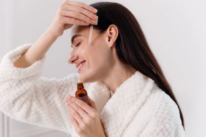 美白精华与保湿精华的搭配顺序